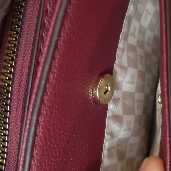 NWT - London Fog - Evalyn Multi Crossbody bag - RUBY - Picture 5 of 7